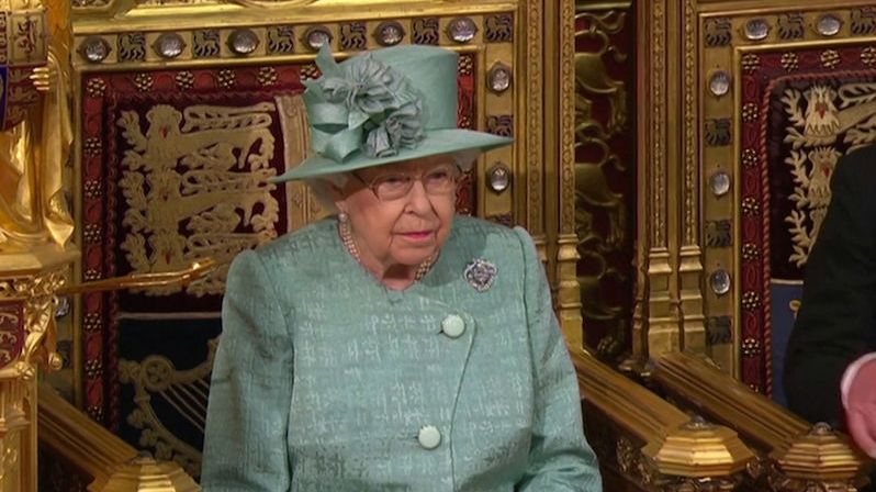 Královna Alžběta II. je po noci v nemocnici zpátky na hradě Windsor